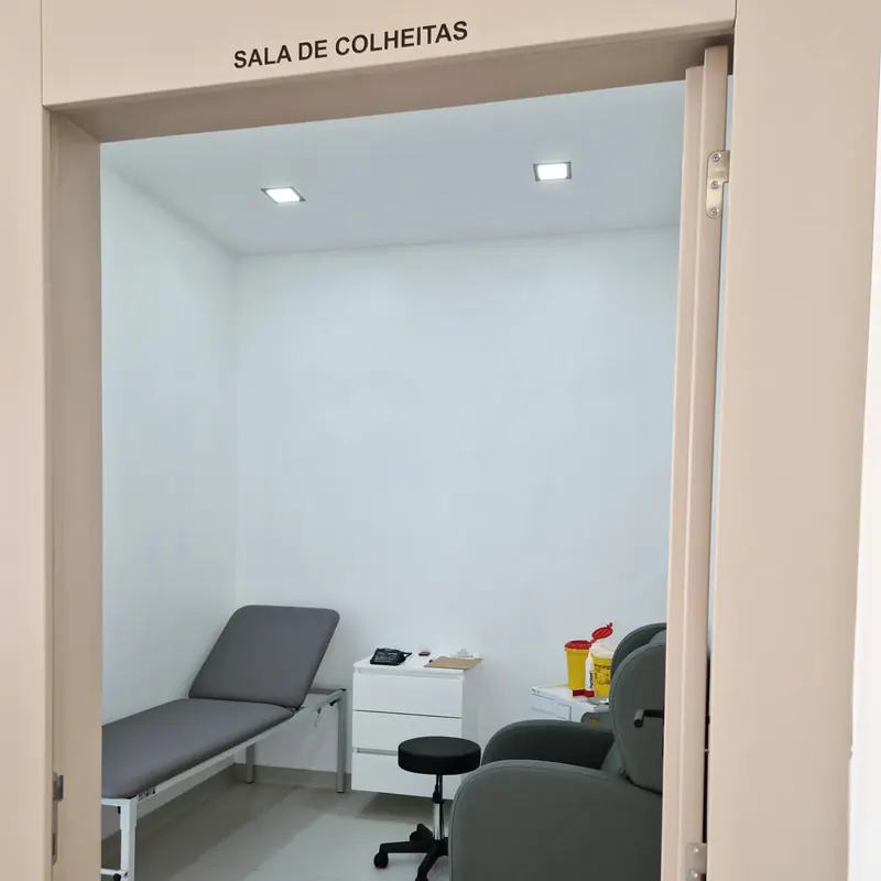 Sala de colheitas, com cadeirão e marquesa