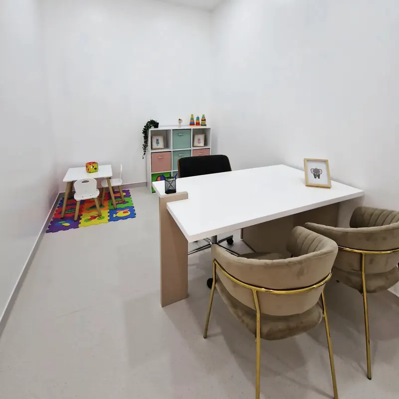 Gabinete com cantinho infantil, tapete e brinquedos
